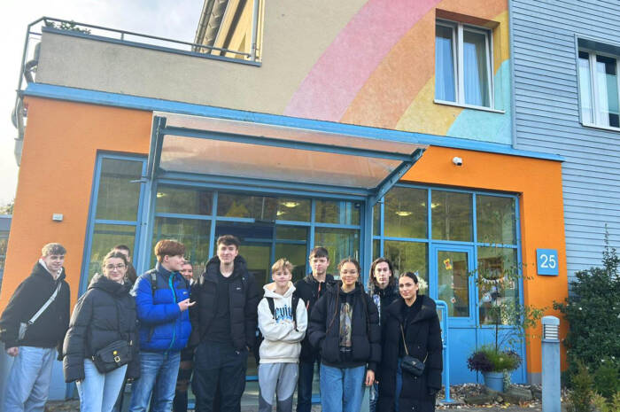 Religions-Kurs besucht Hospiz Regenbogenland Religions-Kurs besucht Hospiz Regenbogenland